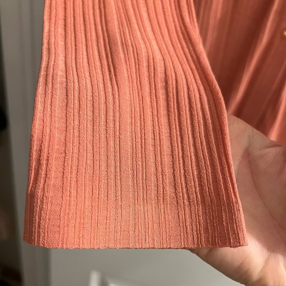 Low Classic Ribbed Button Down - Picture 3 of 5